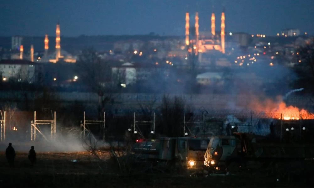 Εμπόλεμη ζώνη ο Έβρος: Φωτιές κατά μήκος των συνόρων το βράδυ - Θεοδωρικάκος: "Δεν θα περάσει κανείς"